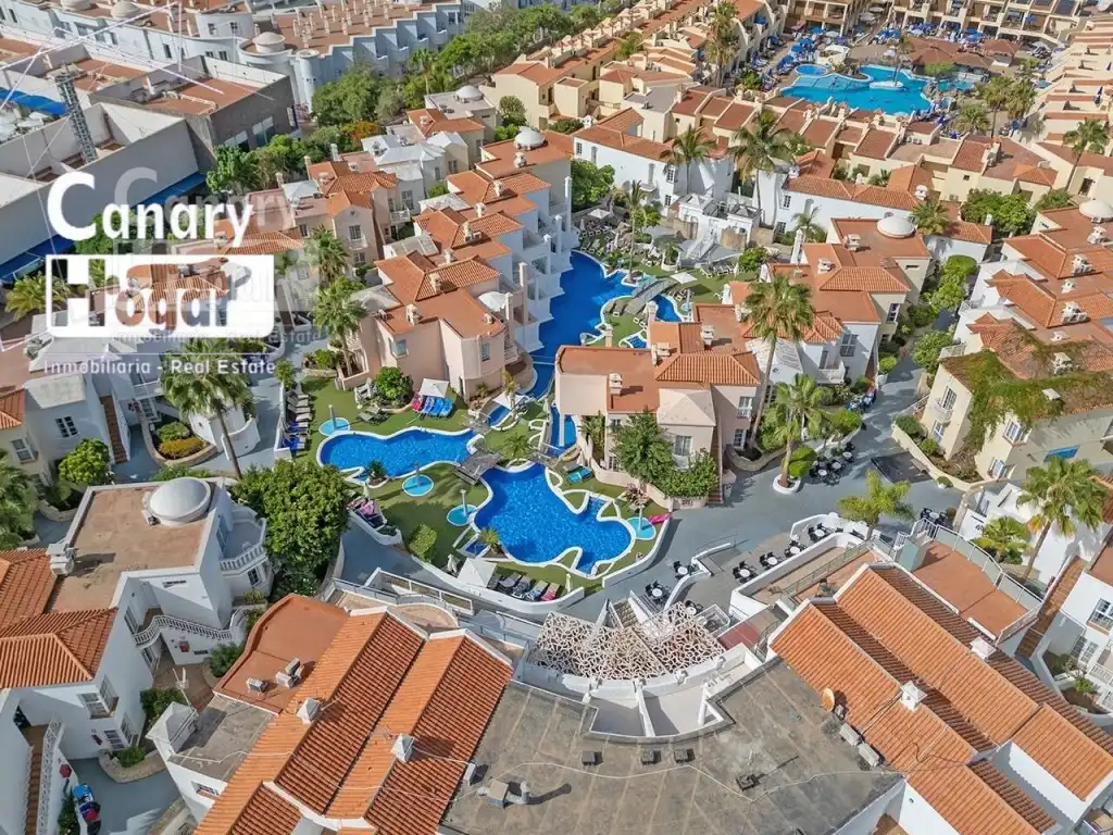 Vista exterior de Àtic en venda en Adeje amb Jardí privat i Piscina comunitària