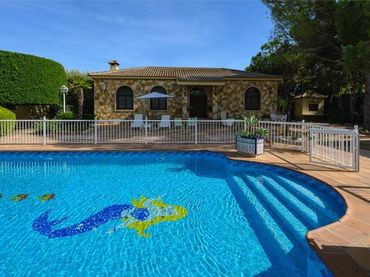 Detached house with pool for sale in Alzabares