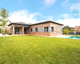 Vista exterior de Casa o xalet de lloguer en Villanueva de la Cañada amb Aire condicionat, Calefacció i Jardí privat