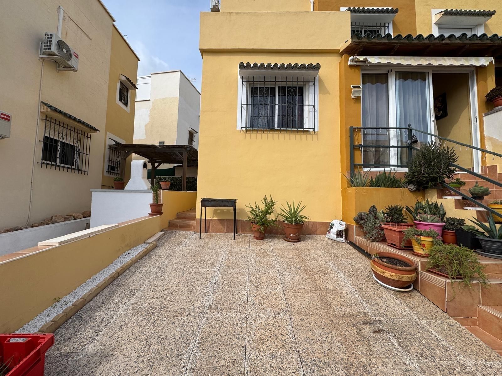 Vista exterior de Casa adosada en venda en Orihuela amb Aire condicionat, Calefacció i Jardí privat