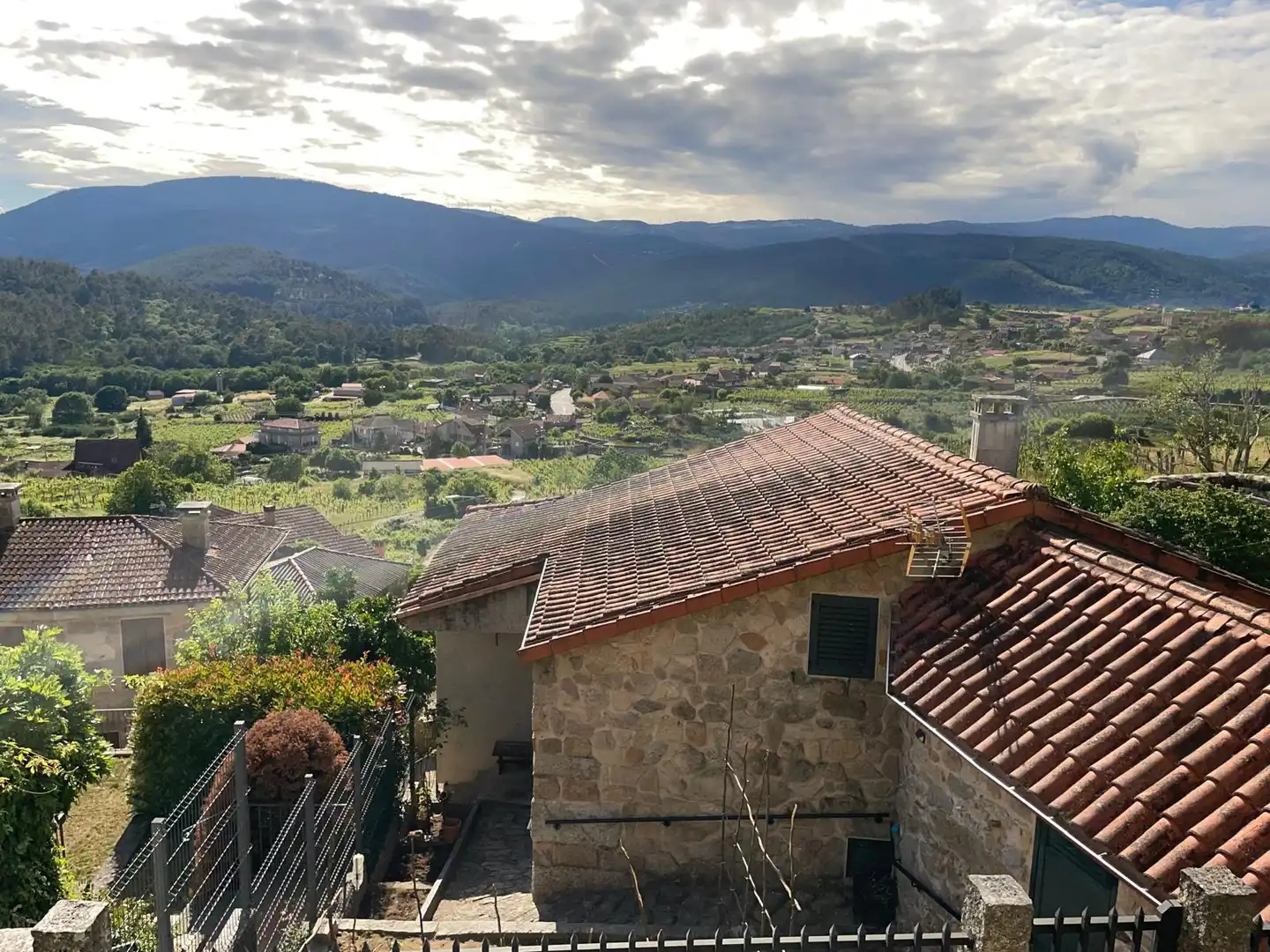 Vista exterior de Finca rústica en venda en A Arnoia amb Traster, Moblat i Balcó