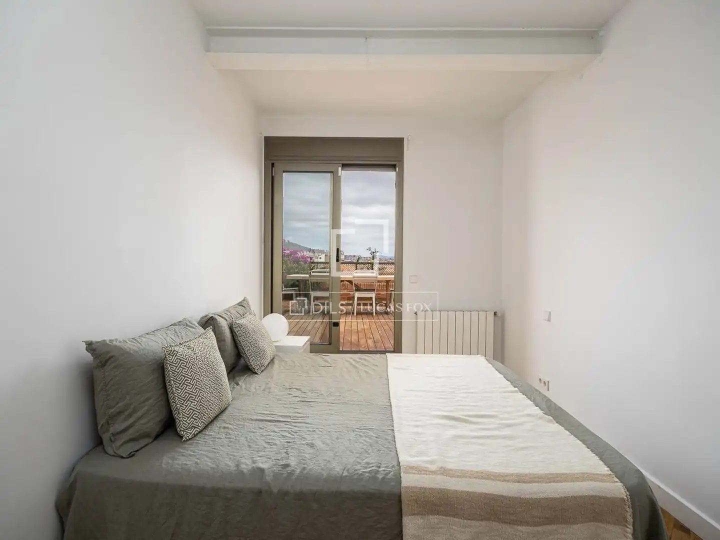 Schlafzimmer von Dachboden zum Verkauf in Barcelona mit Klimaanlage, Terrasse und Balkon