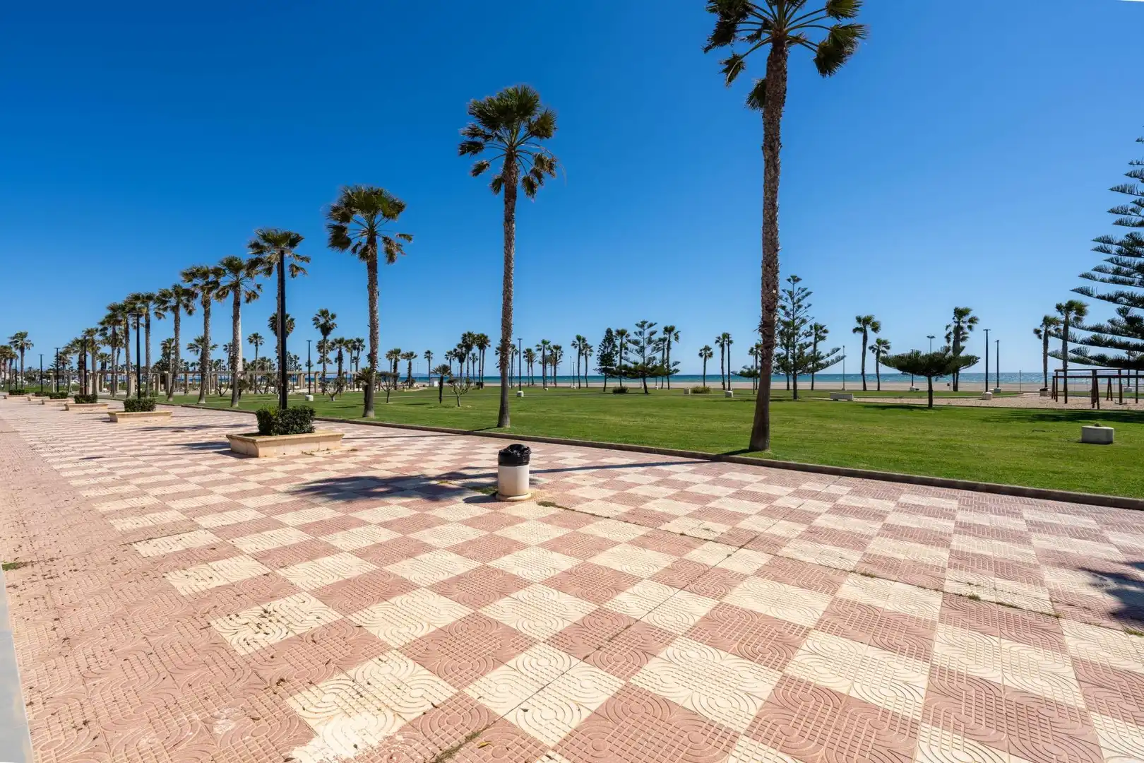 Vista exterior de Apartament en venda en Roquetas de Mar amb Aire condicionat, Calefacció i Jardí privat