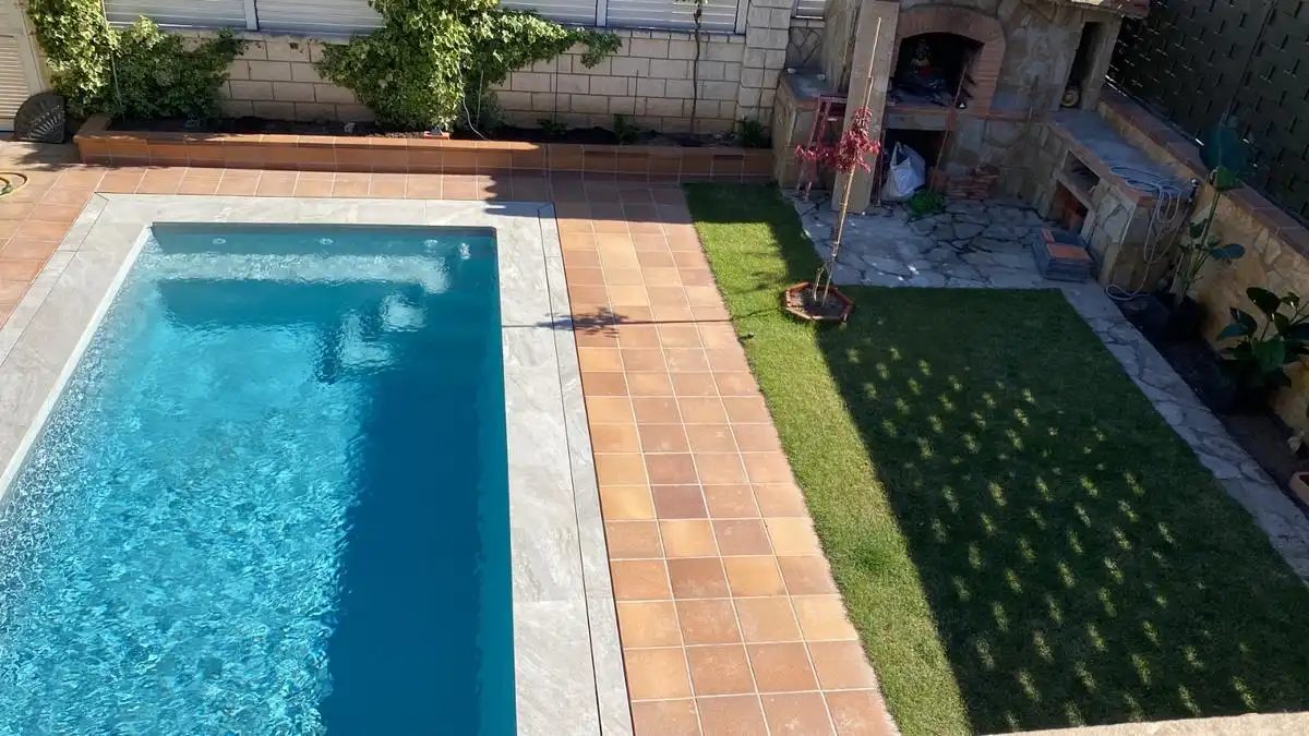 Schwimmbecken von Einfamilien-Reihenhaus zum Verkauf in Soria Capital  mit Heizung, Privatgarten und Terrasse