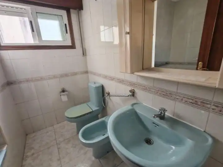 Baño de Piso en venta en Vigo  con Calefacción, Trastero y Balcón