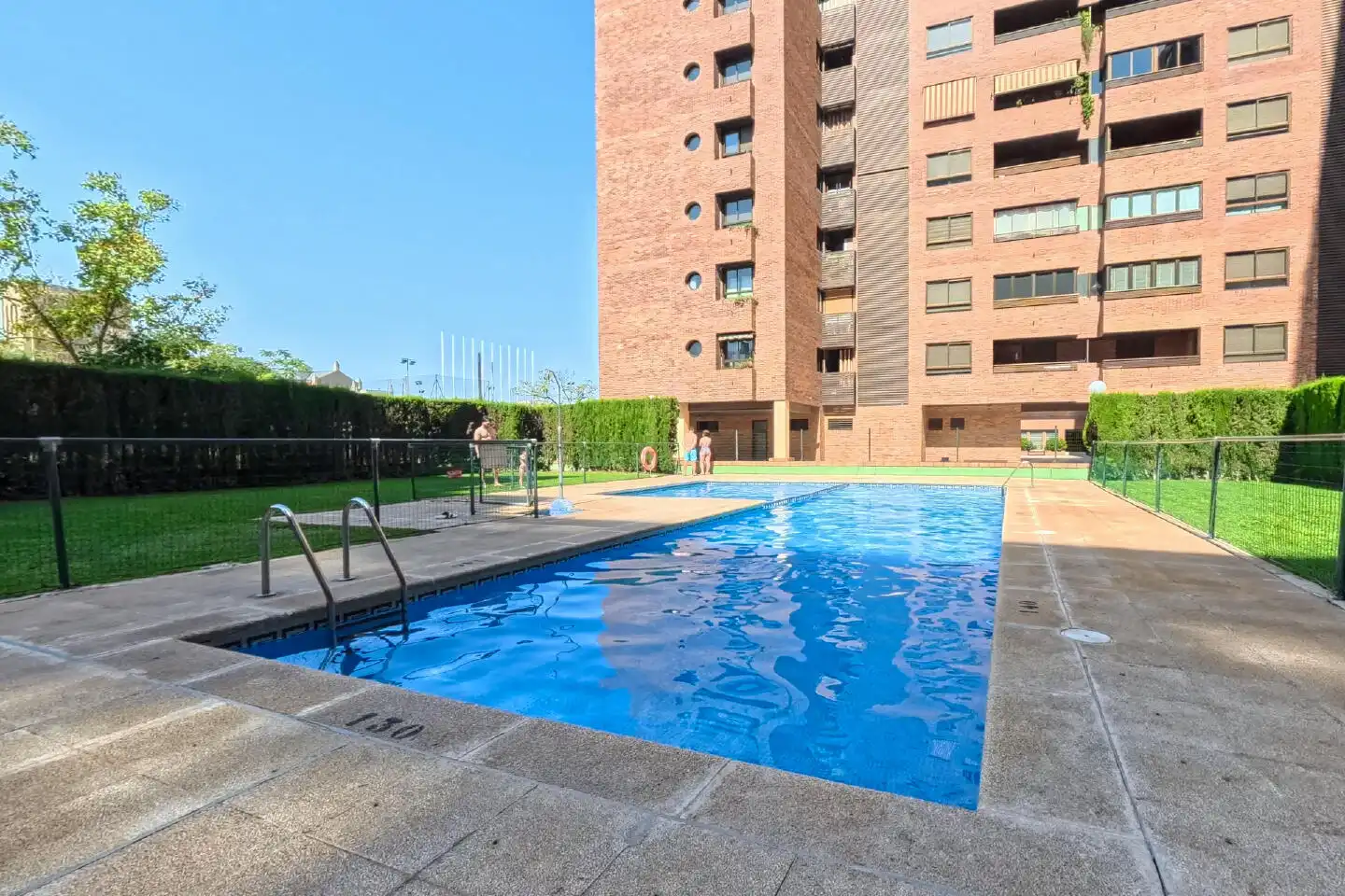 Swimming pool of Flat for sale in Zaragoza