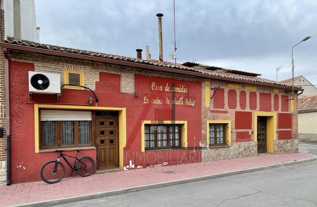 Vista exterior de Edifici en venda en Nava de la Asunción