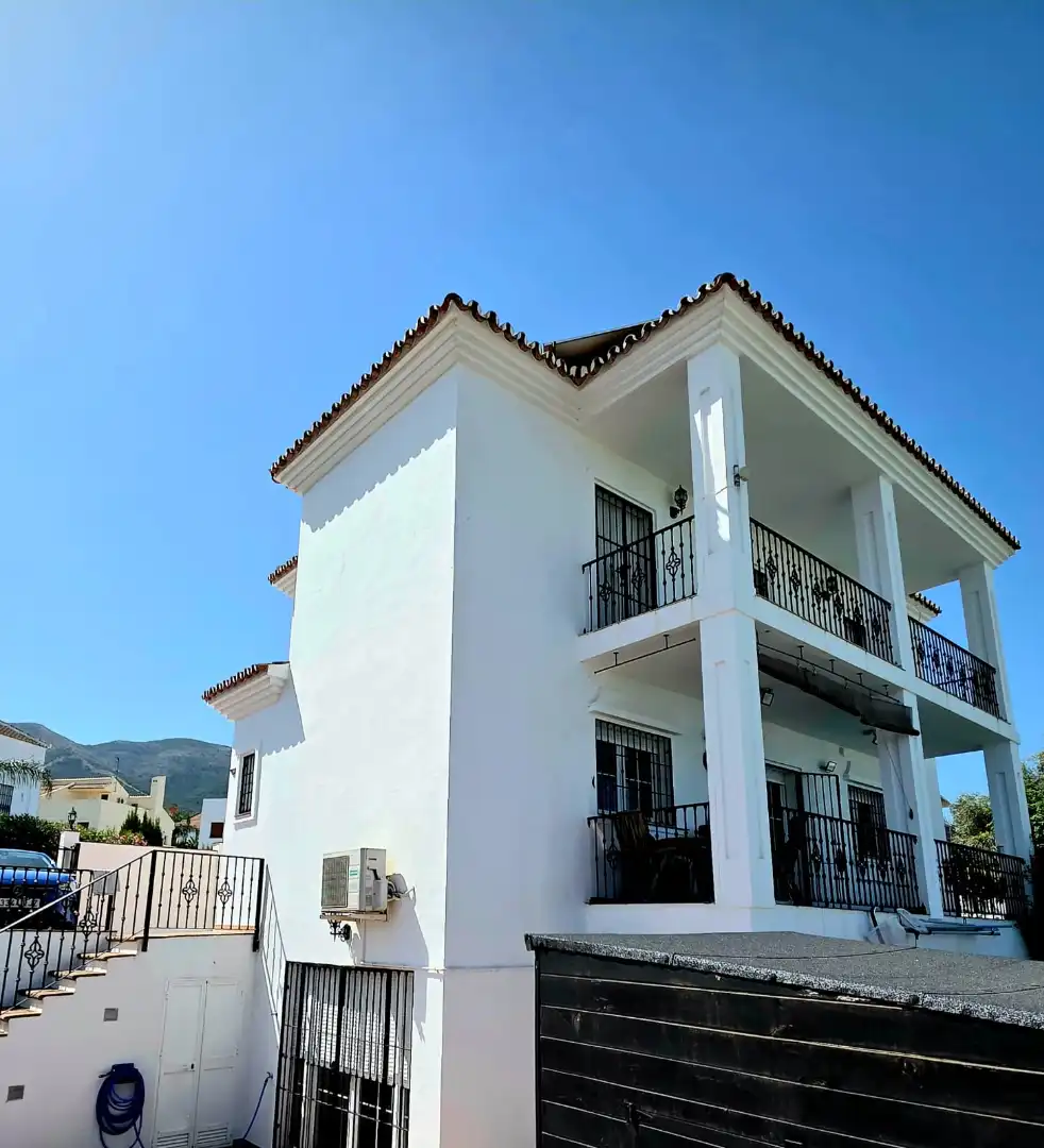 Vista exterior de Casa o xalet en venda en Alhaurín El Grande amb Aire condicionat, Jardí privat i Terrassa