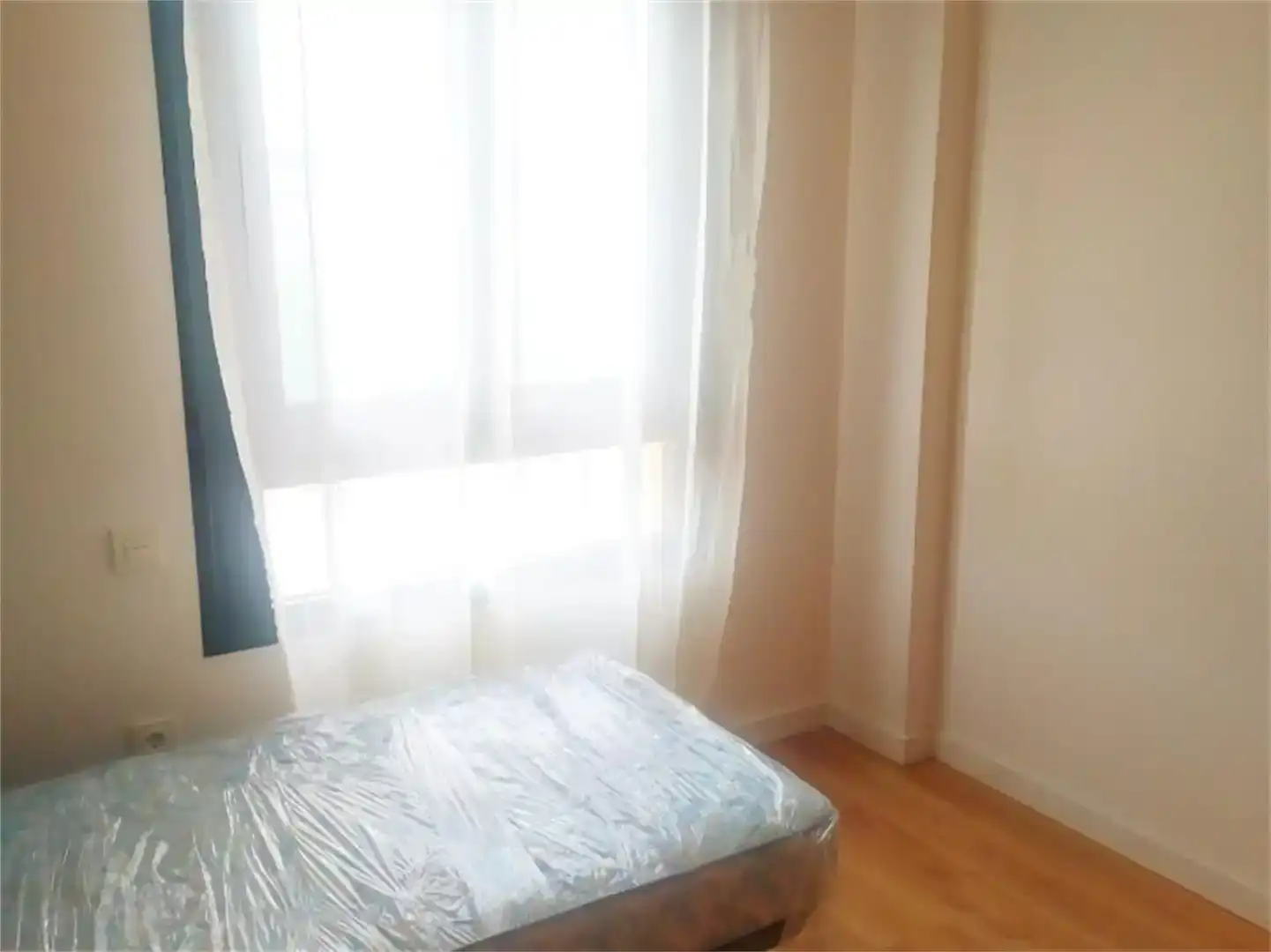 Bedroom of Flat for share in Castilleja de la Cuesta  with Air Conditioner, Parquet flooring and Swimming Pool