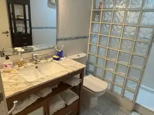 Badezimmer von Wohnung zur Miete in Torredembarra mit Klimaanlage, Heizung und Privatgarten