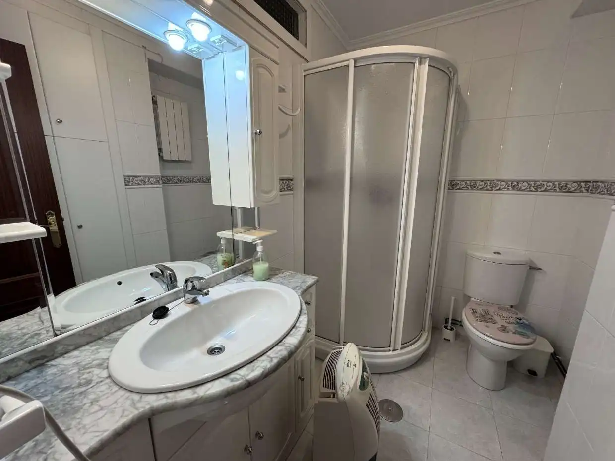 Baño de Piso de alquiler en Carballo con Calefacción, Amueblado y Horno