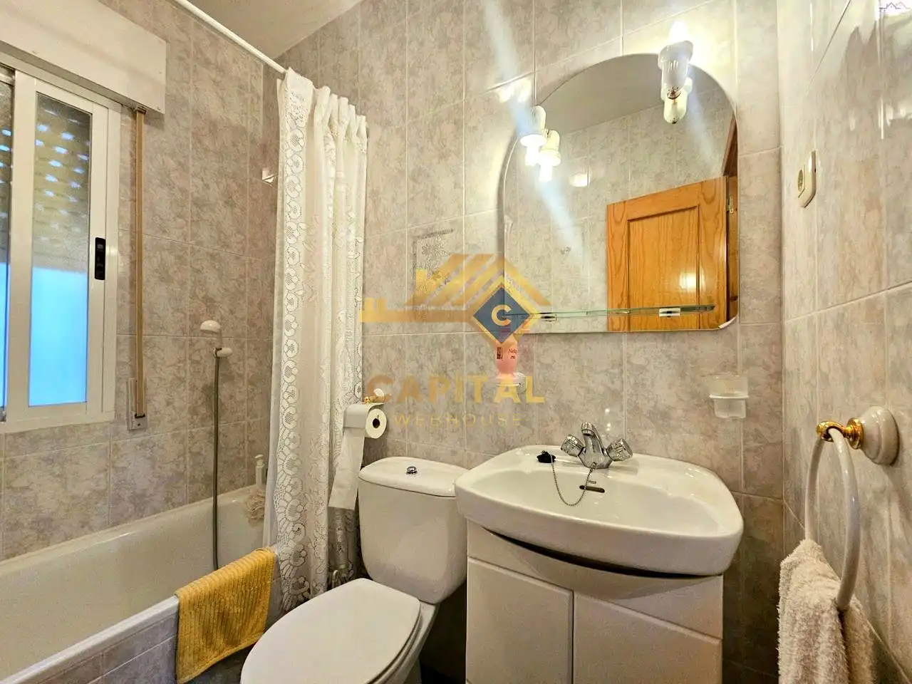 Bany de Casa o xalet en venda en Villa del Prado amb Traster i Piscina