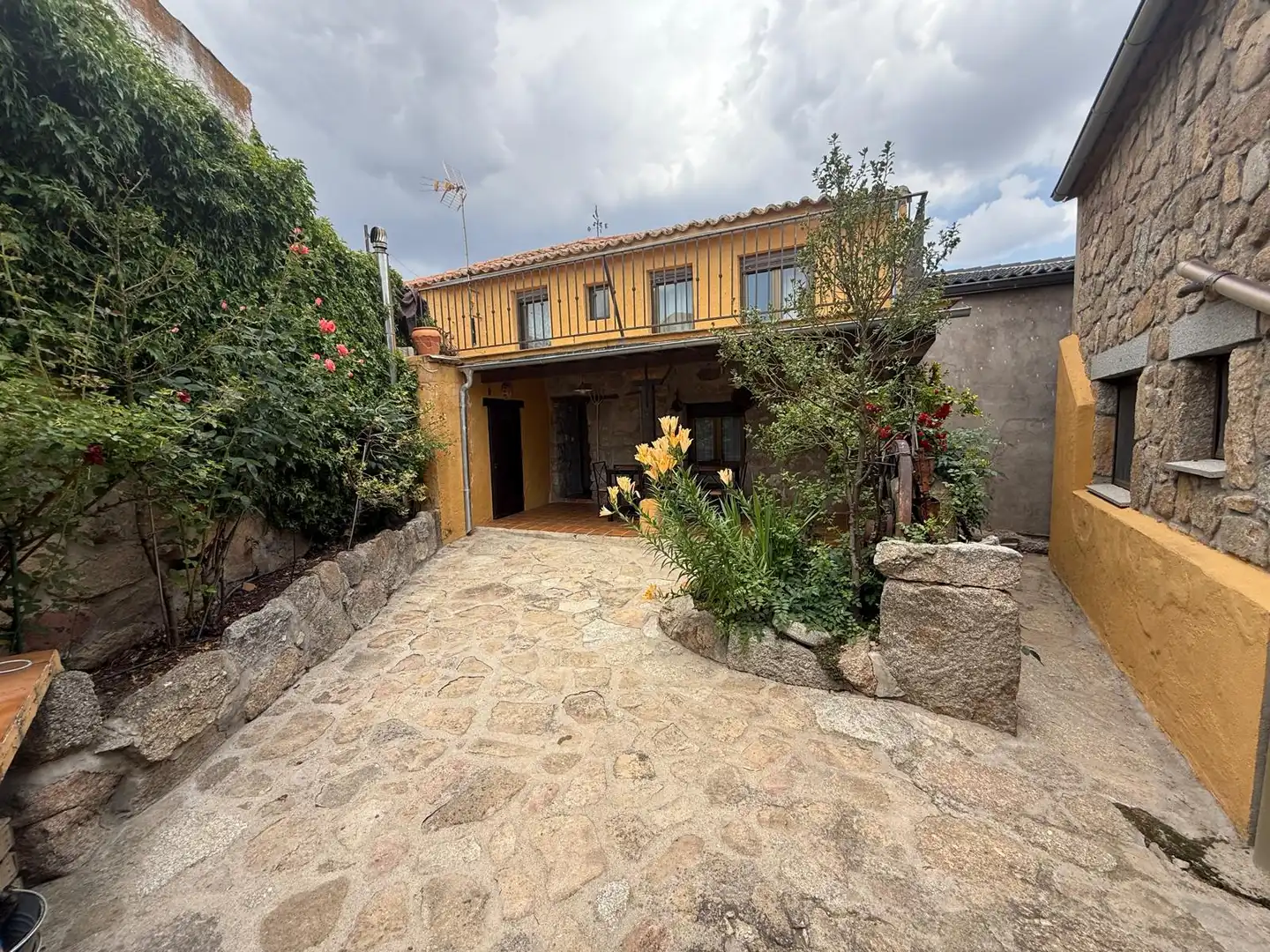 Vista exterior de Casa adosada en venta en La Torre con Calefacción, Jardín privado y Terraza