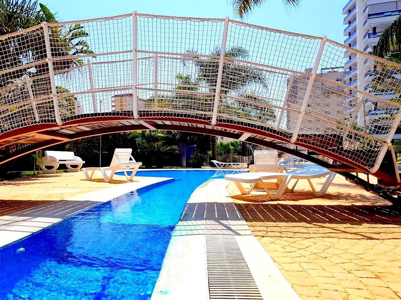 Piscina de Apartament de lloguer en Gandia amb Aire condicionat, Terrassa i Moblat
