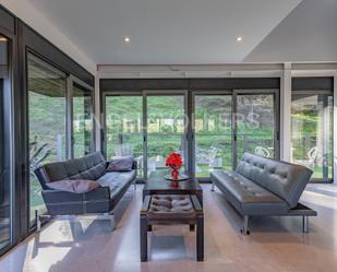 Sala d'estar de Casa o xalet en venda en Sant Cugat del Vallès amb Aire condicionat, Calefacció i Jardí privat