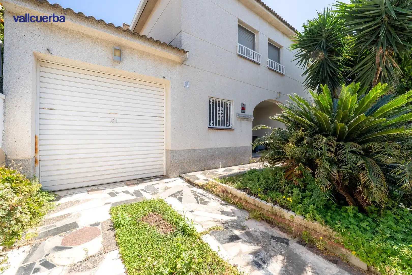 Vista exterior de Casa adosada en venda en Cambrils amb Aire condicionat, Calefacció i Jardí privat