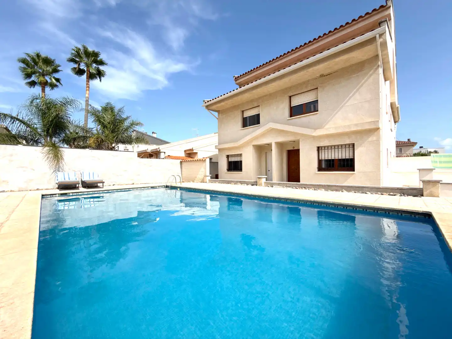Schwimmbecken von Einfamilien-Reihenhaus zum Verkauf in Cambrils mit Klimaanlage, Heizung und Terrasse
