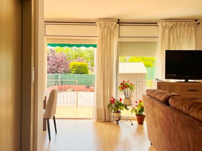 Wohnzimmer von Einfamilien-Reihenhaus zum verkauf in Girona Capital mit Klimaanlage und Terrasse