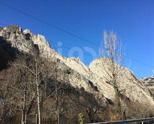 Vista exterior de Casa o xalet en venda en La Pola de Gordón  amb Calefacció