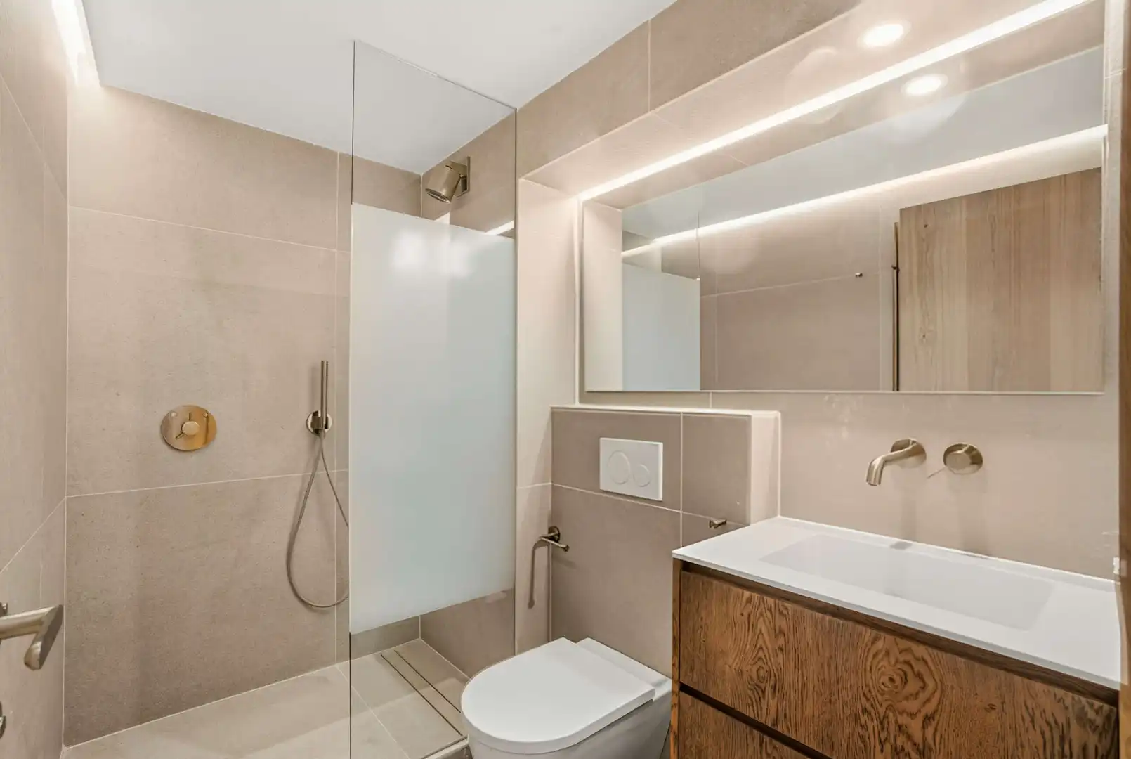 Badezimmer von Erdgeschoss zum Verkauf in  Palma de Mallorca mit Klimaanlage, Heizung und Parkett