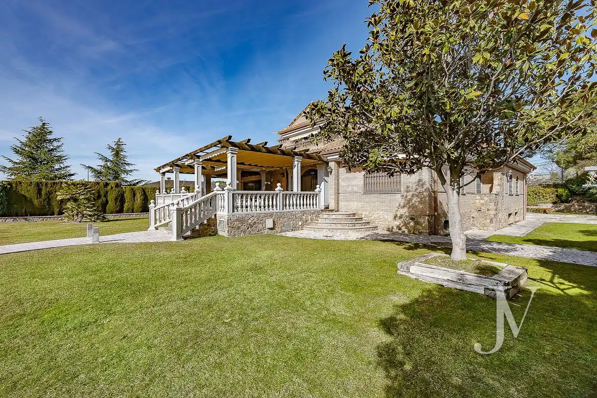 Vista exterior de Casa o chalet en venta en El Casar con Aire acondicionado, Calefacción y Jardín privado