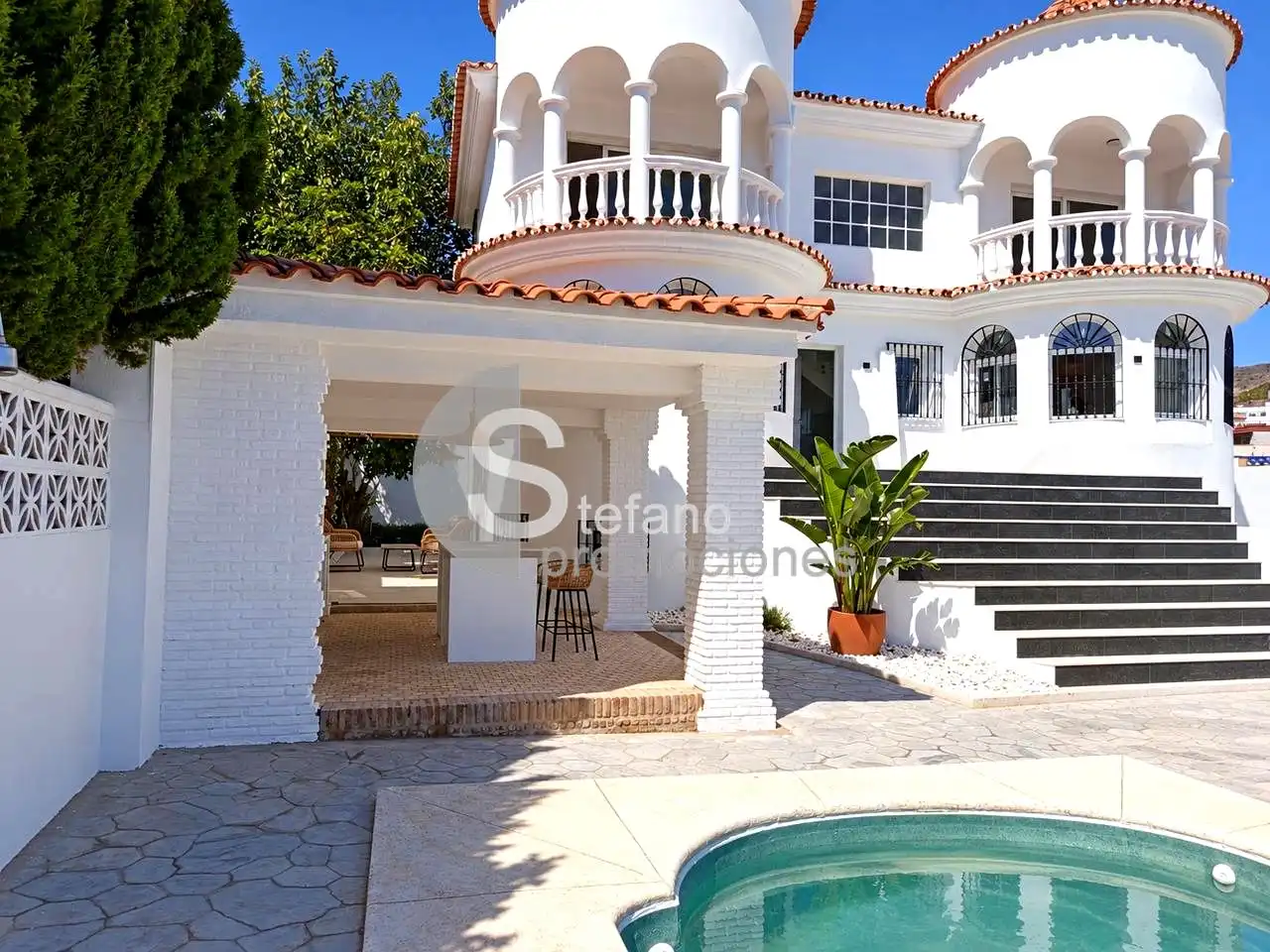 Vista exterior de Casa o xalet en venda en Benalmádena amb Aire condicionat, Jardí privat i Terrassa