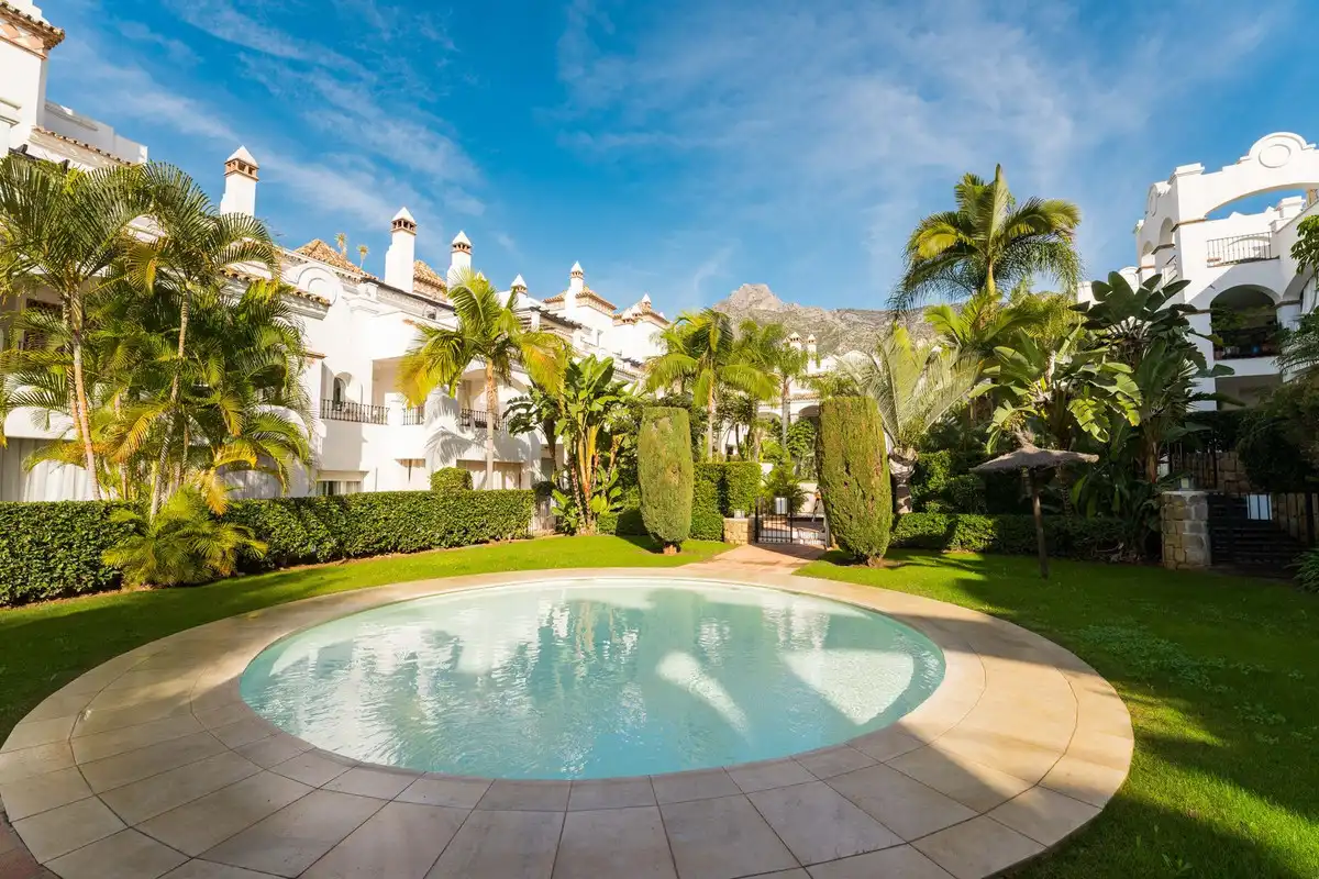 Außenansicht von Erdgeschoss zum Verkauf in Marbella mit Klimaanlage, Privatgarten und Terrasse