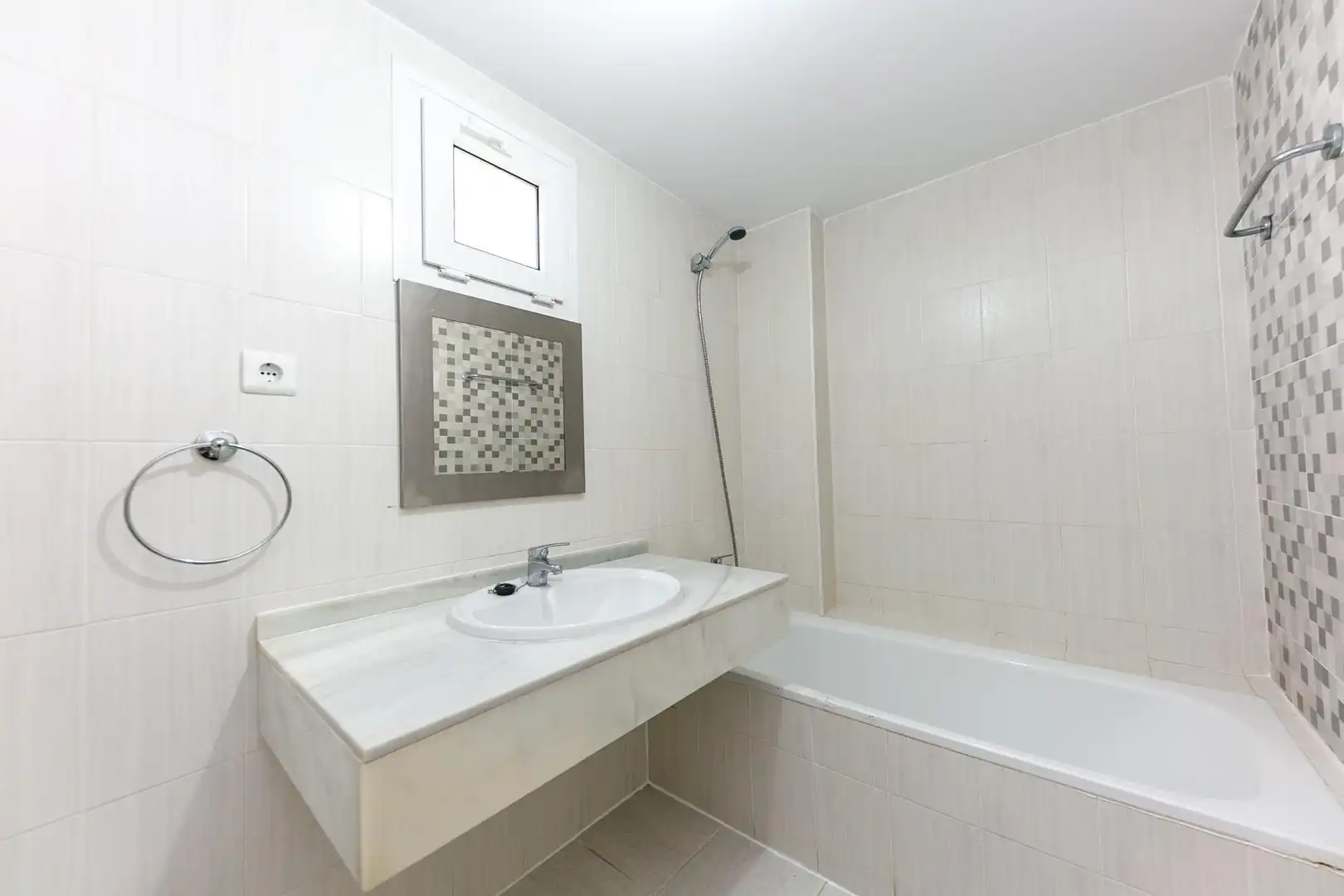 Baño de Piso en venta en Benalmádena con Terraza, Trastero y Balcón