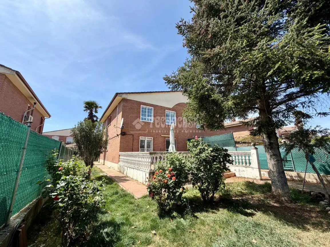 Garden of Detached homes for sale in Azuqueca de Henares
