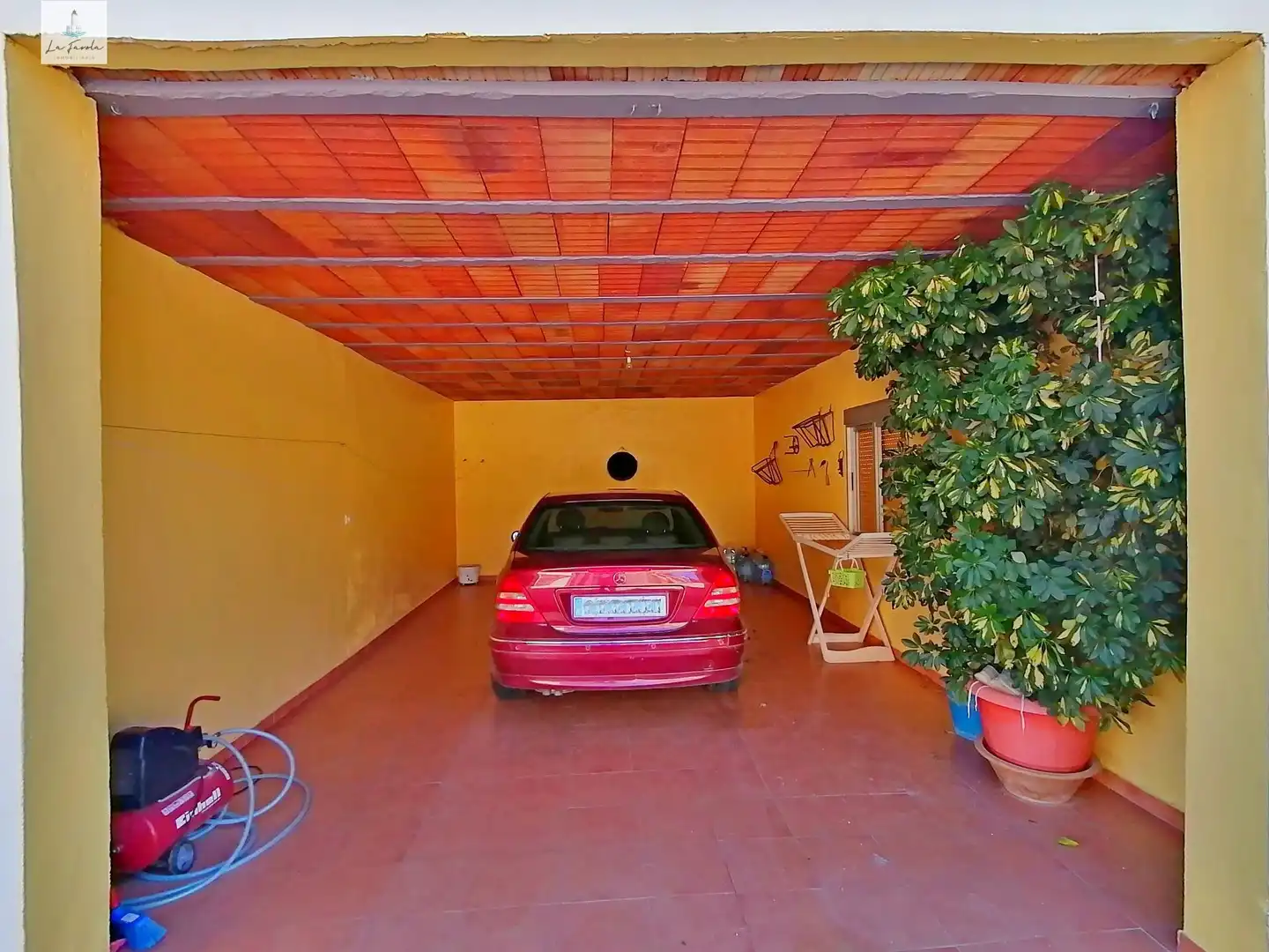 Aparcament de Casa o xalet en venda en Loja amb Jardí privat, Terrassa i Traster
