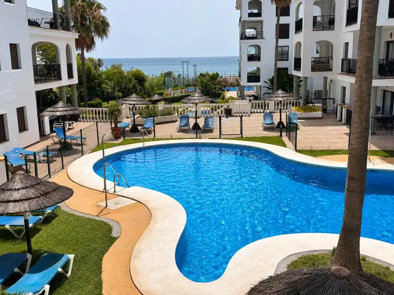 Piscina de Piso de alquiler en Manilva con Jardín privado, Terraza y Amueblado