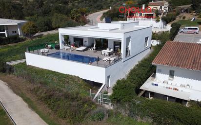 Vista exterior de Casa o xalet en venda en Estepona amb Terrassa i Piscina