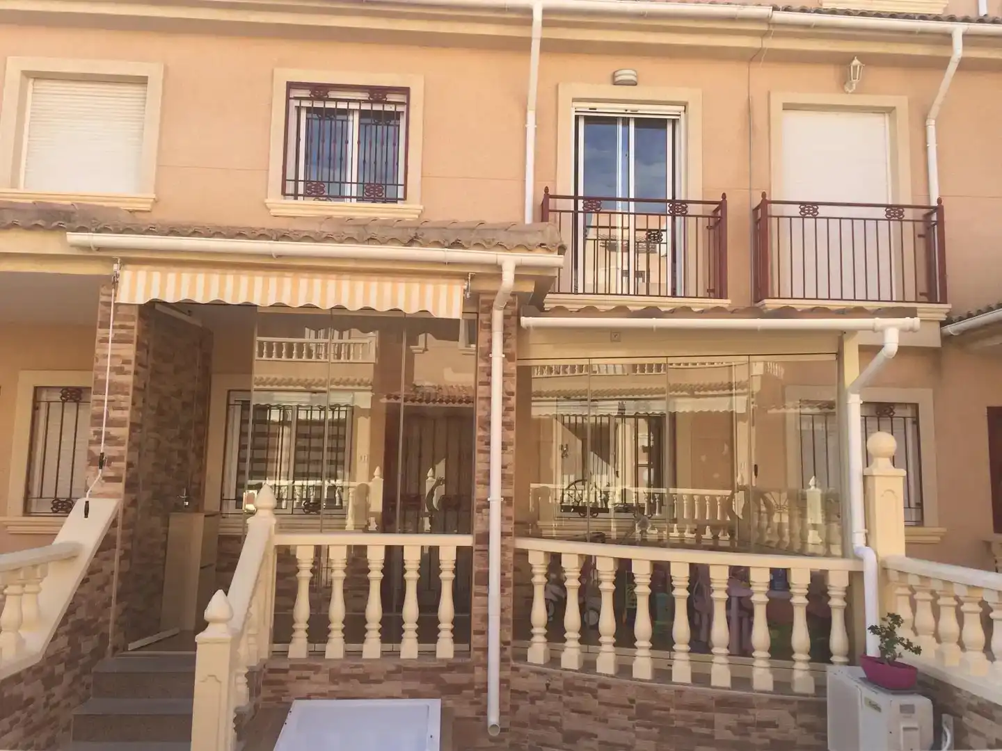 Vista exterior de Casa adosada en venda en Orihuela amb Aire condicionat, Piscina i Balcó