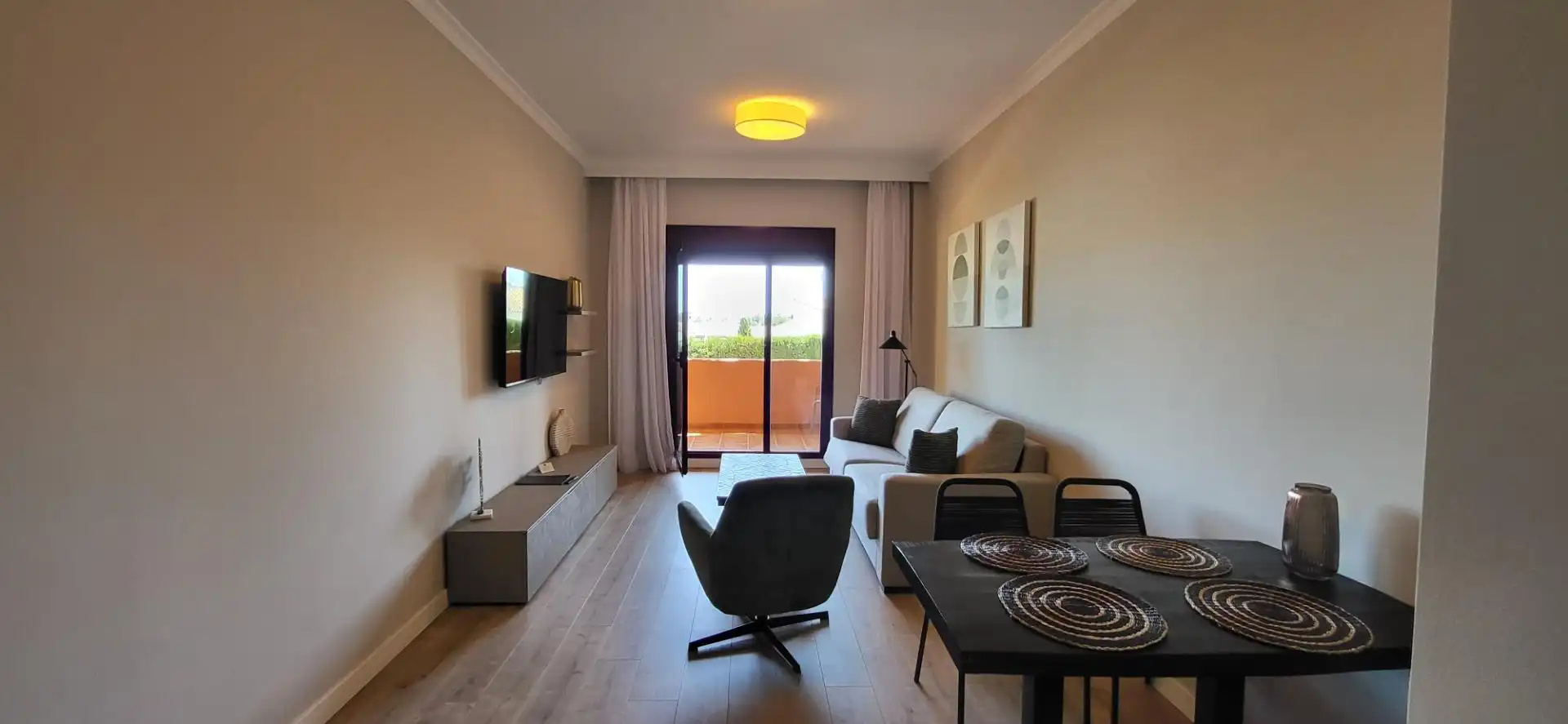 Sala d'estar de Apartament en venda en Benahavís amb Aire condicionat, Calefacció i Jardí privat