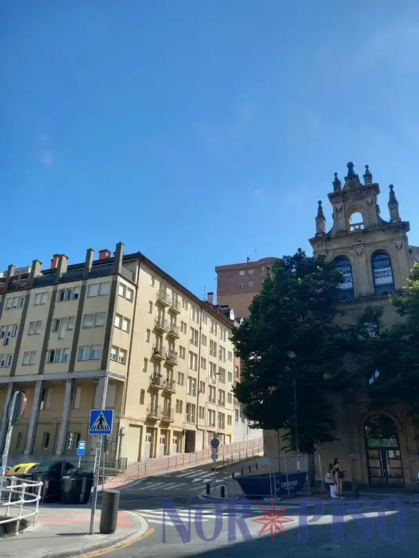 Vista exterior de Pis en venda en Bilbao  amb Calefacció, Terrassa i Moblat