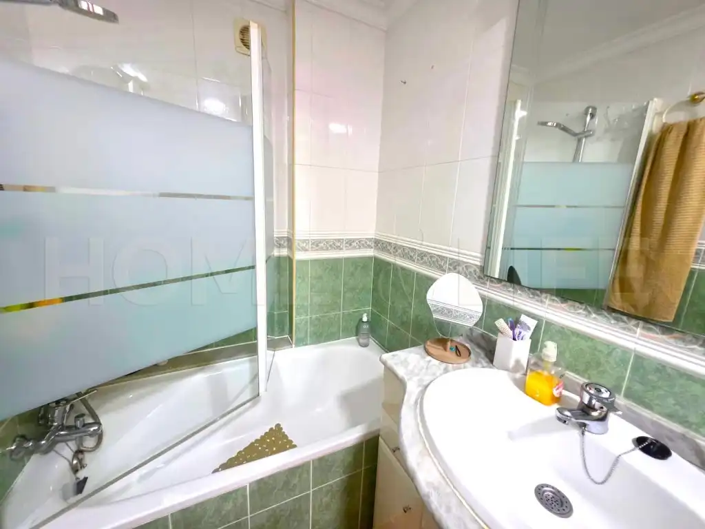 Badezimmer von Wohnungen zum Verkauf in Torremolinos mit Privatgarten, Terrasse und Schwimmbad