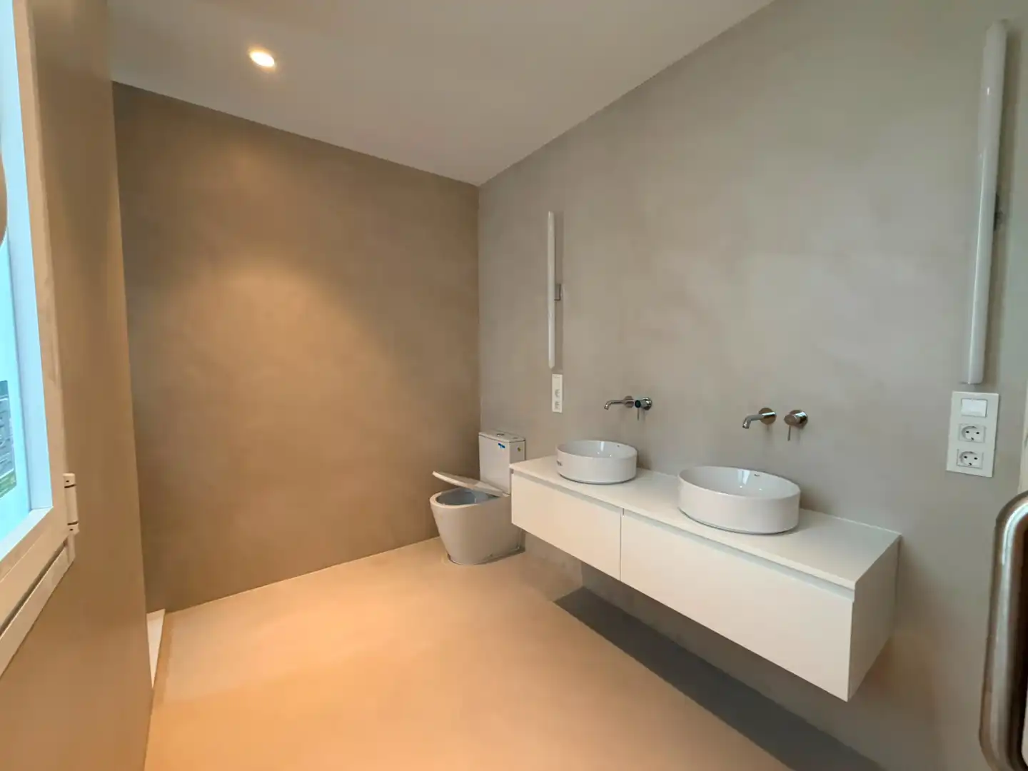 Bathroom of Flat for sale in Madrid  with Air Conditioner, Heating and Balcony