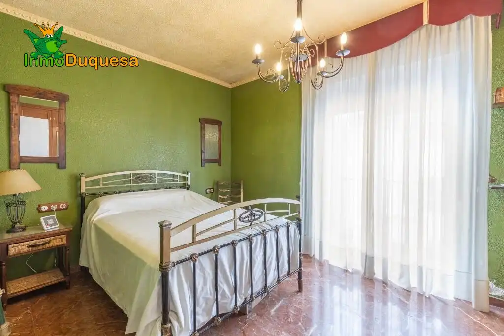 Habitación de Casa adosada en venta en Granada con Aire acondicionado, Calefacción y Jardín privado