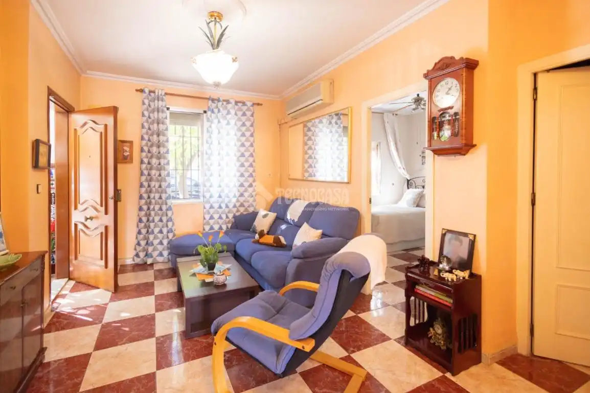 Sala d'estar de Casa adosada en venda en Bellavista - La Palmera