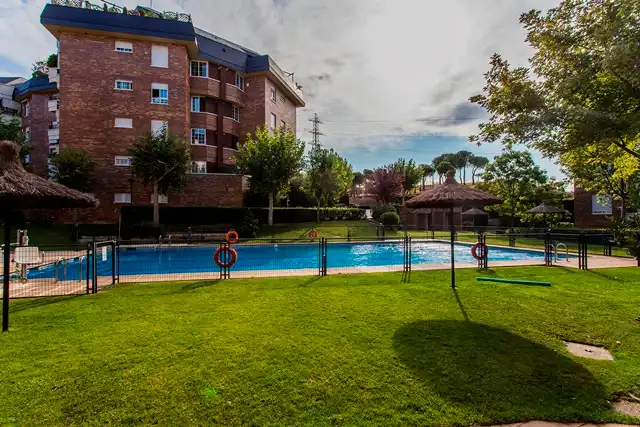Piscina de Pis en venda en Majadahonda amb Calefacció, Terrassa i Traster