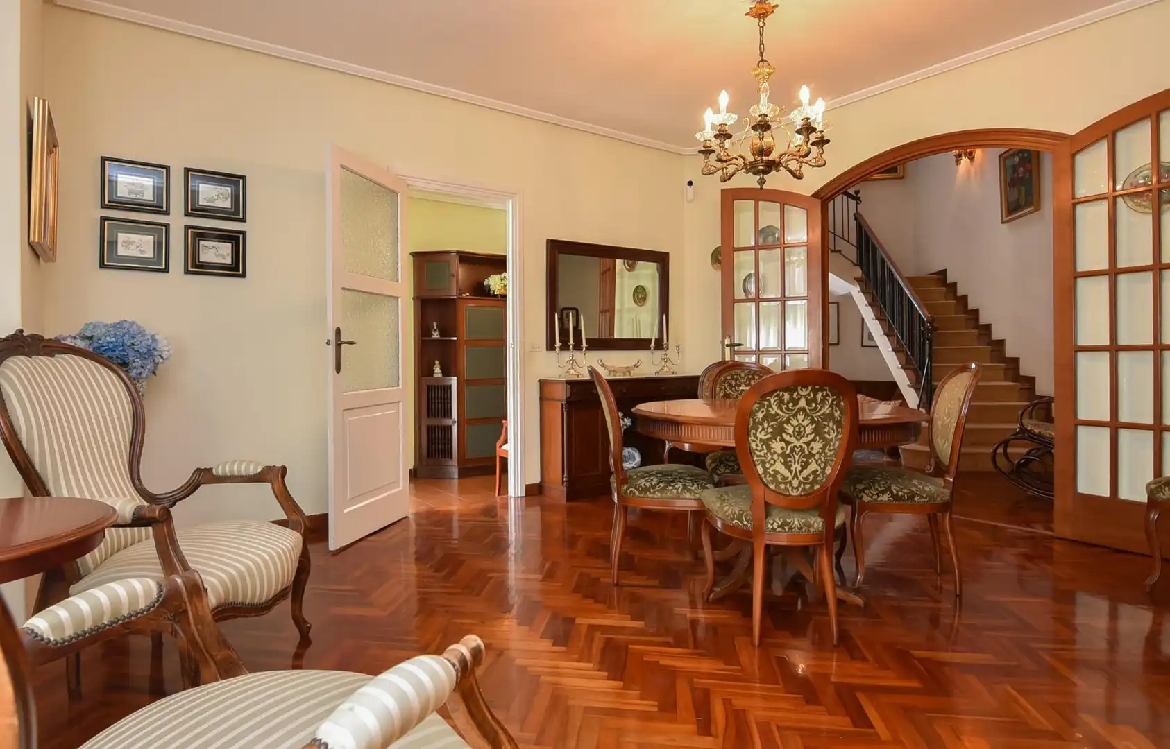Menjador de Casa o xalet en venda en A Coruña Capital  amb Calefacció, Jardí privat i Parquet