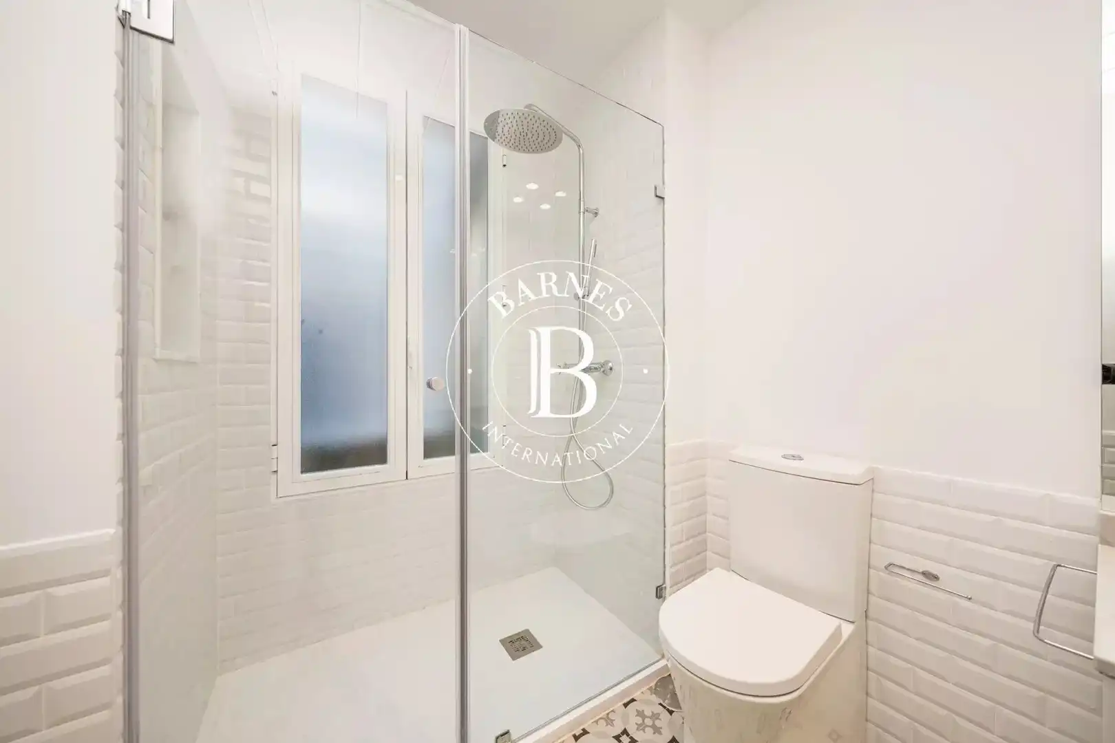 Badezimmer von Wohnung zur Miete in Madrid mit Klimaanlage, Heizung und Ofen