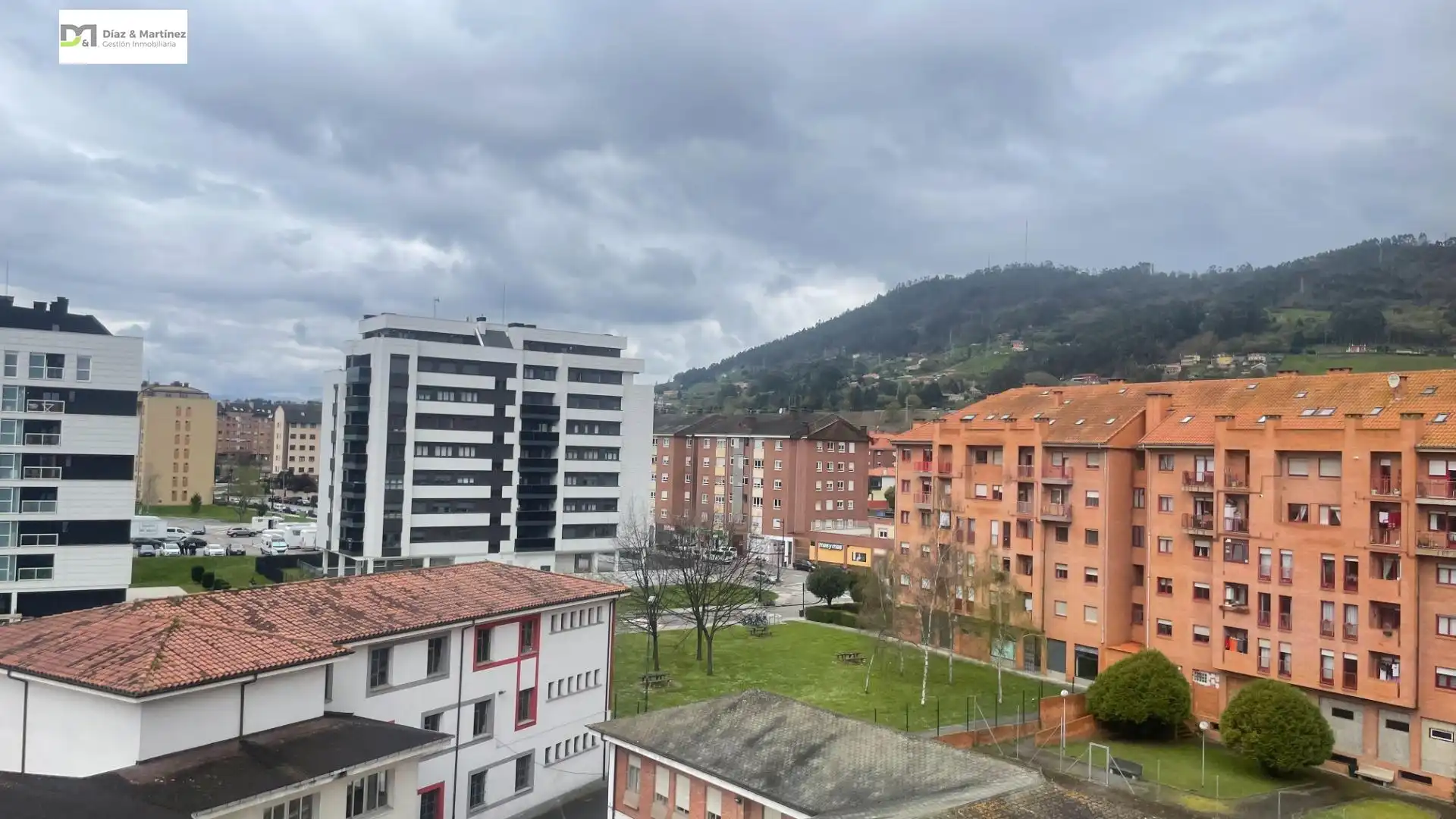 Vista exterior de Piso en venta en Oviedo  con Calefacción, Parquet y Trastero