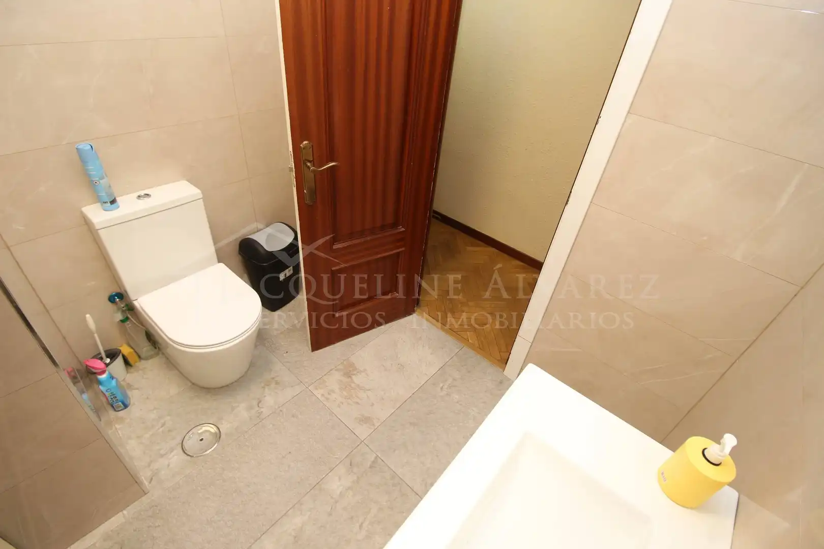 Bathroom of Flat for sale in Parla  with Parquet flooring