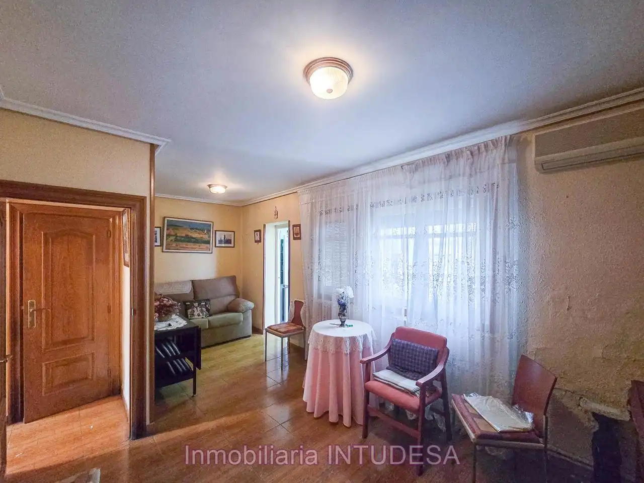 Sala d'estar de Casa adosada en venda en Lourdes