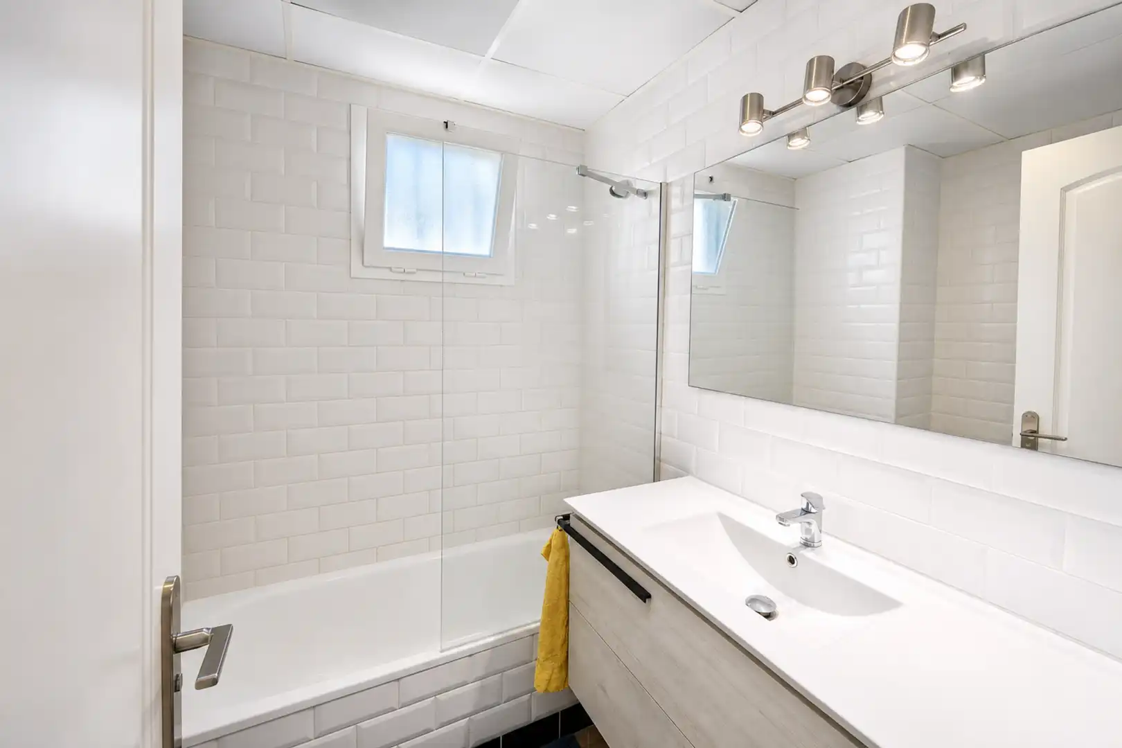 Bathroom of Ground floor for sale in Manilva  with Air Conditioner, Terrace and Swimming Pool