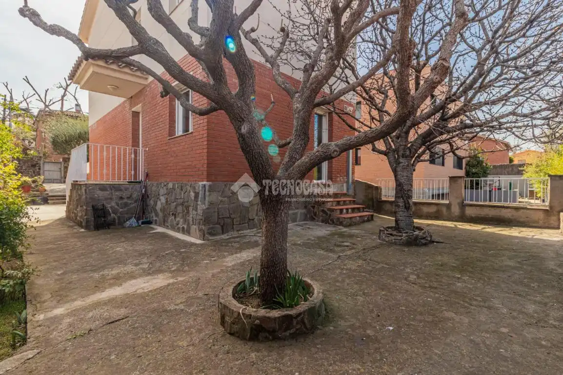 Exterior view of Houses for rent in Sant Cugat del Vallès  with Air Conditioner, Terrace and Balcony