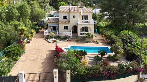 Se accede a la propiedad por una naya cubierta, un lugar ideal para relajarse mientras se disfruta de las vistas a lo largo del va, immagine 2