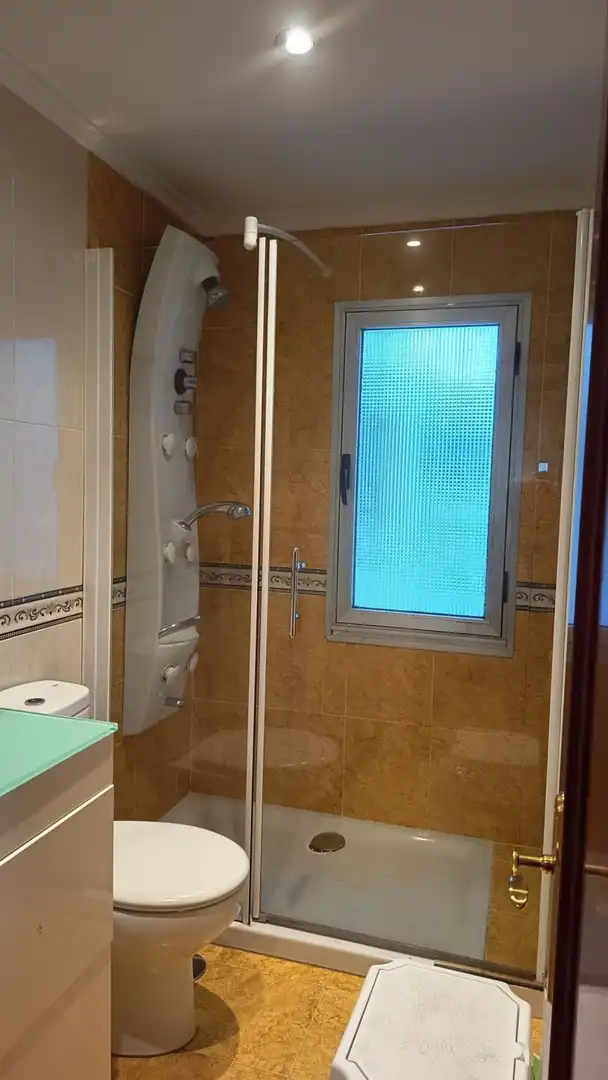 Baño de Piso en venta en Oviedo  con Parquet y Trastero