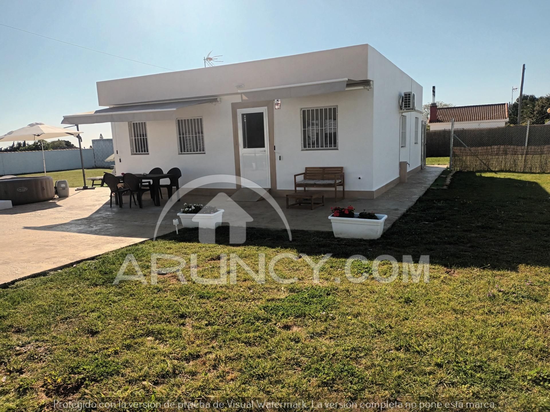 Vista exterior de Casa o xalet en venda en Chiclana de la Frontera amb Aire condicionat, Traster i Piscina